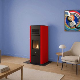Poêle à granulés ventilé Adria 15,4 kW Poêle à granulés ventilé Adria 15,4 kW rouge, design moderne, idéal pour un chauffage efficace et élégant en hiver.