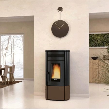 Poêle à Granulés Étanche 12 kW Noris Porte, foyer et brasier en fonte, garantissant durabilité et efficacité.