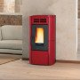 Poêle à granulés rouge Terry Plus 12 kW chauffant un salon moderne, idéal pour un chauffage écologique et efficace.