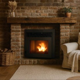 Insert À Granulés Encastrable Davide 9,5 kW En Situation Dans Une Cheminée En Brique