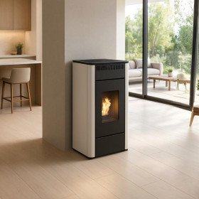 Poêle à Granulés avec Kit Ventouse 9 kW Maria Poêle à granulés Maria 9 kW avec kit ventouse, design moderne pour un intérieur élégant, économe en énergie.