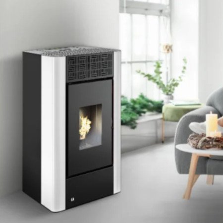 Poêle à granulés 9 kW Maria 2.0 dans un salon moderne, apportant confort et chaleur tout en lisant sur le canapé.