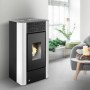 Poêle à granulés 9 kW Maria 2.0 dans un salon moderne, apportant confort et chaleur tout en lisant sur le canapé.