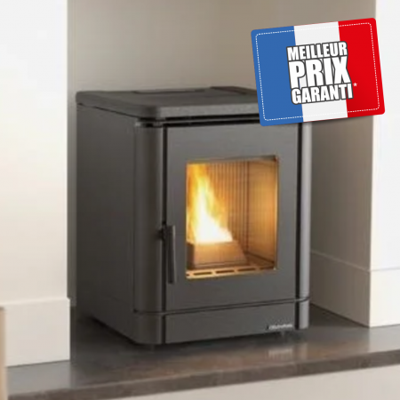 Poêle à granulés PEGGY CX 6Kw étanche, élégant et moderne, intégré dans un salon lumineux et confortable.