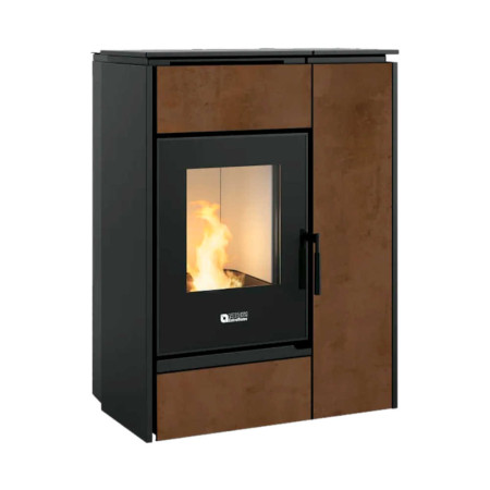 Poêle hybride Margaret avec habillage grès effet corten et corps noir mat 10 kW allumé