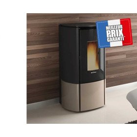 Poêle à granulés étanche 11 kW Katia moderne et élégante, installée dans un salon au design intérieur chaleureux.