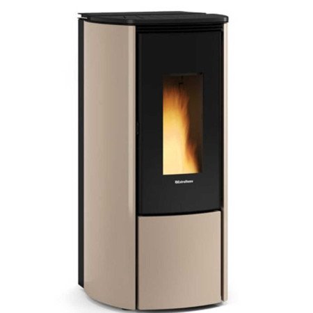 Poêle à granulés étanche Katia 9 kW marron en fonctionnement dans un intérieur moderne et chaleureux.