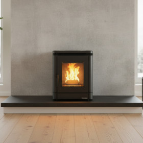 Poêle à granulés PEGGY noir 5,1Kw en situation, design compact avec vitre panoramique et flammes visibles