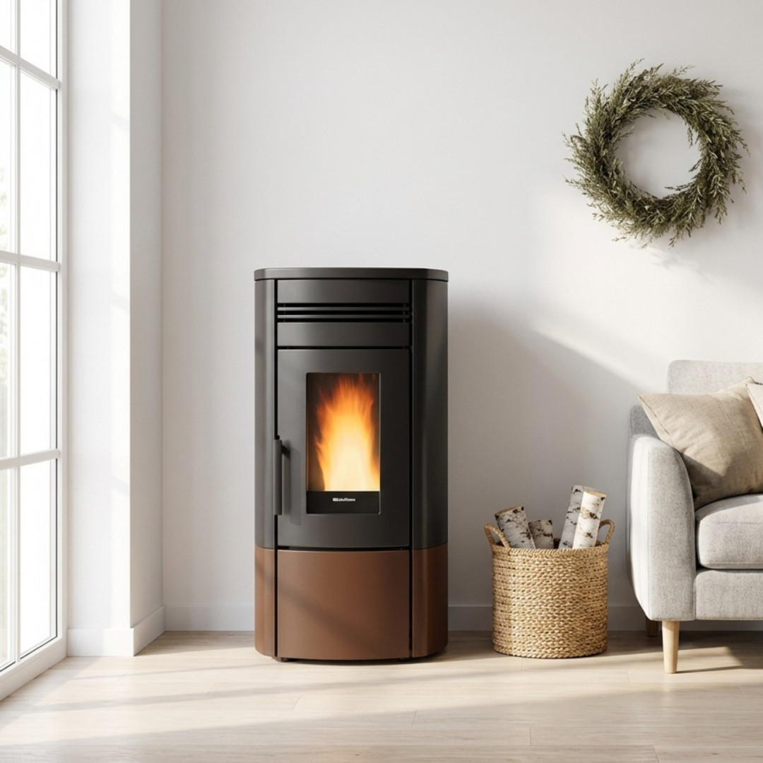 Poêle à granulés Noris 12 kW étanche noir et cuivre allumé dans un salon moderne