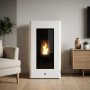 Poêle à granulés Duke 14 kW design moderne blanc et noir en situation dans un salon contemporain