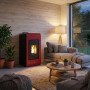 Poêle à granulés Kiara rouge et noir 8 kW allumé dans un salon contemporain avec cheminée à ventouse
