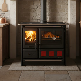 Cuisinière à bois Rosa XXL Steel noire avec four et feu allumé installée dans cuisine rustique