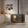 Cuisinière à bois Rosa XXL en acier anthracite avec four et foyer vitré installée dans une cuisine moderne