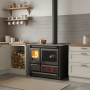 Cuisinière à bois Rosa XXL en acier gris anthracite avec four et foyer allumé, installée dans une cuisine moderne
