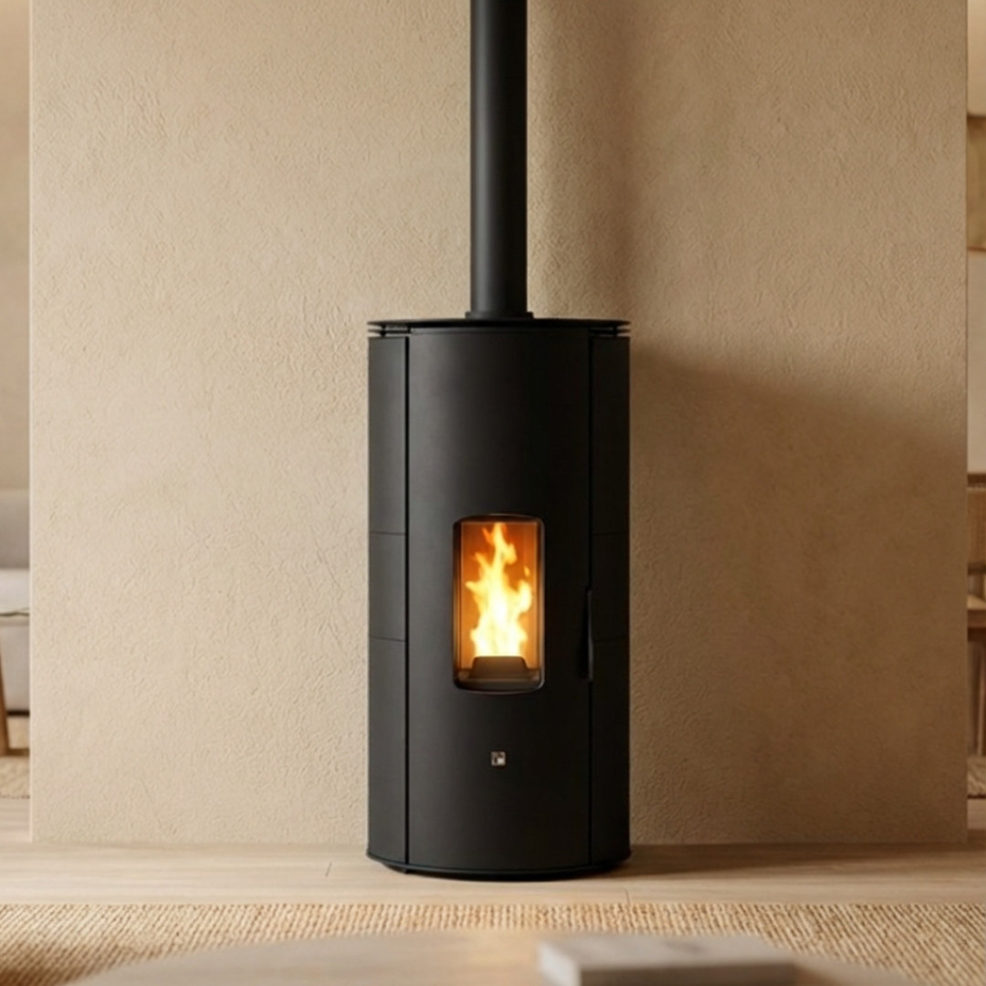 Poêle à granulés Lorena noir 9Kw avec conduit d'évacuation supérieur en situation dans un intérieur moderne