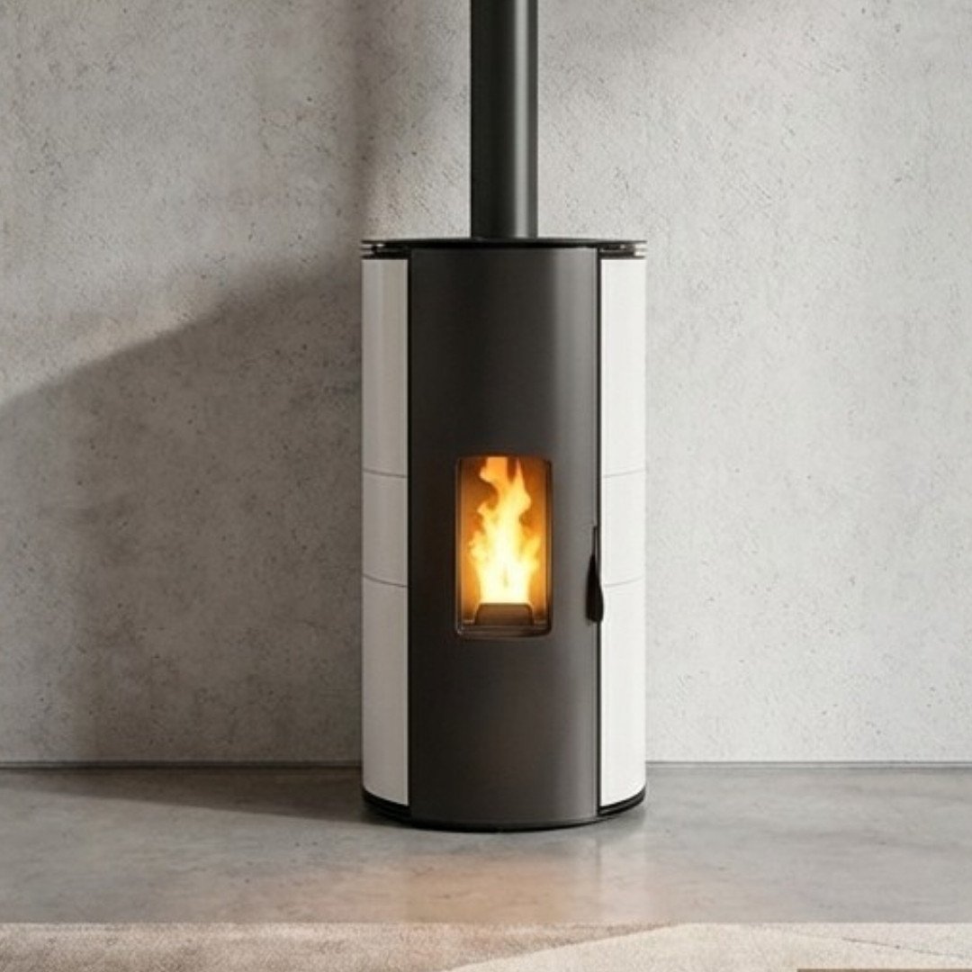 Poêle à granulés Lorena PJ 9Kw design bicolore noir et blanc avec conduit supérieur en situation