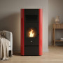 Poêle à granulés Adria design rouge et noir avec ventilation, allumé dans un salon contemporain