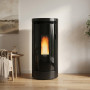 Poêle à granulés Debby Cx noir 9 kW avec flamme visible installé dans un salon moderne