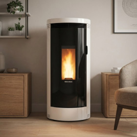 Poêle à granulés Debby Cx blanc et noir design cylindrique allumé dans un salon moderne