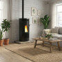 Poêle à granulés cylindrique noir Debby Cx 9 kW installé dans un salon contemporain avec flamme visible