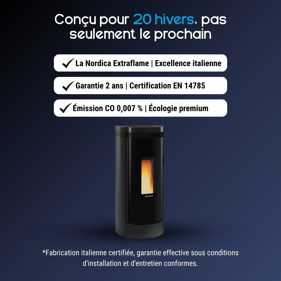 Poêle à granulés Debby Cx noir cylindrique 9 kW La Nordica Extraflame avec flamme allumée
