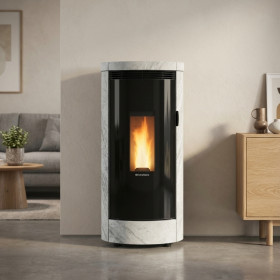 Poêle à granulés Debby Cx 9 kW en pierre naturelle blanche avec flamme allumée dans salon moderne