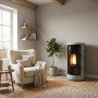 Poêle à granulés Debby Cx 9 kW avec habillage pierre naturelle installé dans un salon moderne
