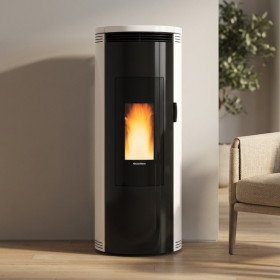 Poêle à granulés Amika 8 kW design cylindrique blanc et noir en fonctionnement dans un salon moderne