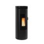 Poêle à granulés Amika 8 kW design cylindrique noir avec vitre panoramique et flamme allumée