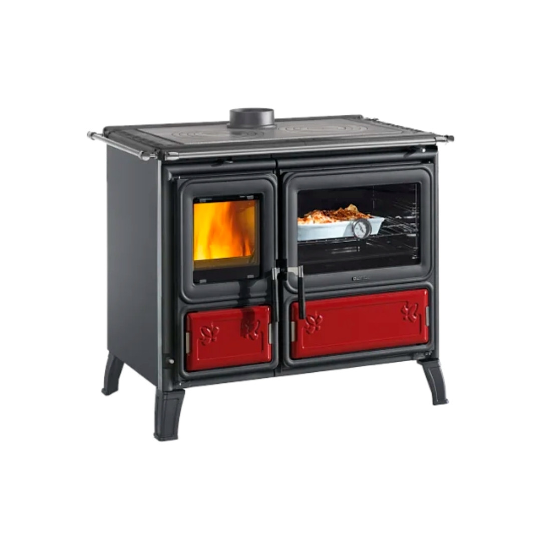 Cuisinière à bois noire avec portes rouges, foyer vitré, four et plaques de cuisson, puissance 9.2 kW