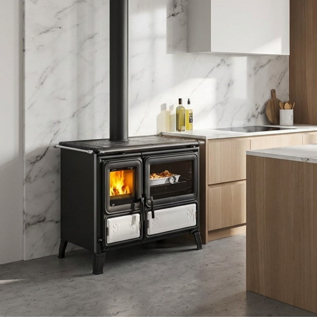 Cuisinière à bois Milly noire avec four et foyer vitré installée dans une cuisine moderne