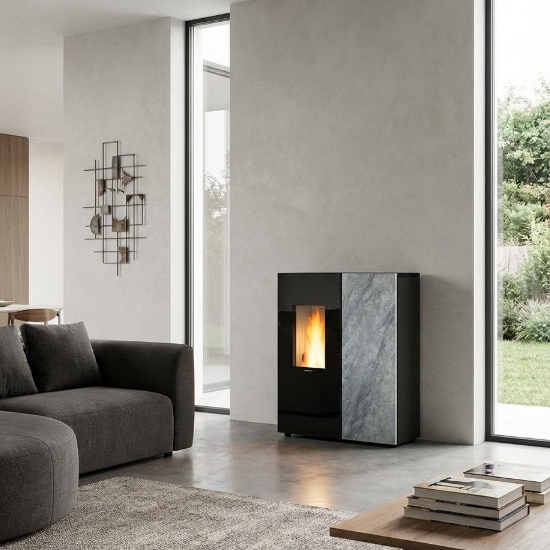 Poêle à granulés Sharon Plus CX 10 kW noir et gris installé dans un salon contemporain