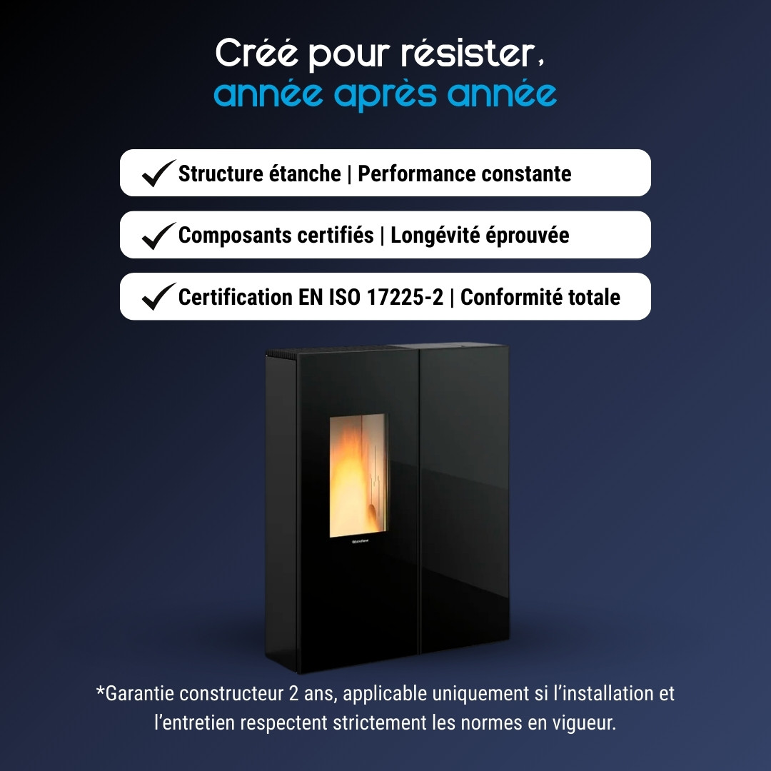Poêle à granulés étanche Sharon Plus CX noir 10 kW avec vitre allumée et arguments qualité certifiée