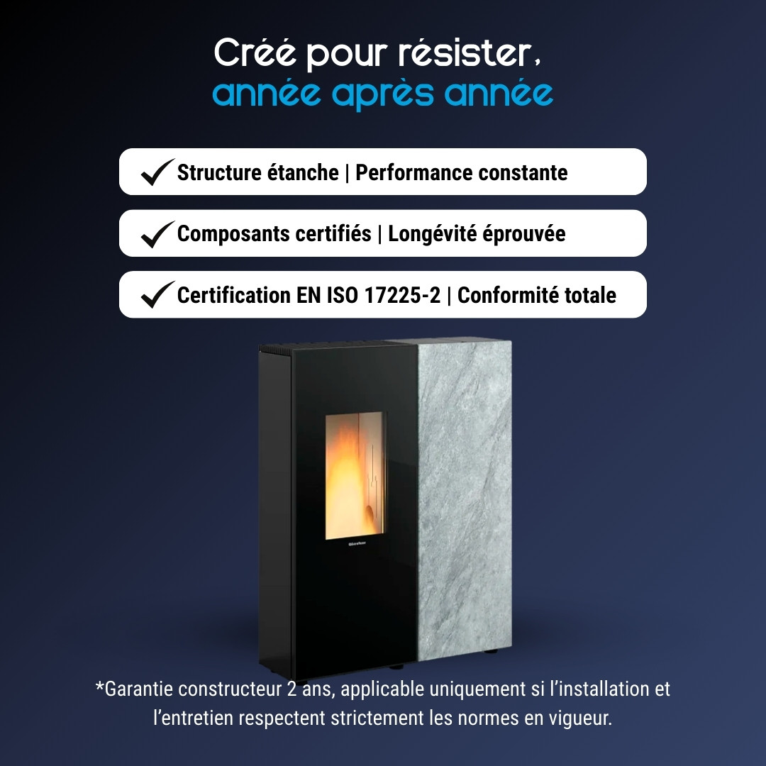 Poêle à granulés étanche Sharon Plus CX noir 10 kW avec habillage pierre, flammes allumées