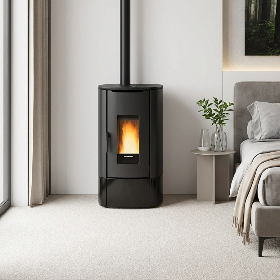 Poêle à granulés étanche noir design cylindrique 7 kW Angy Top installé dans une chambre moderne