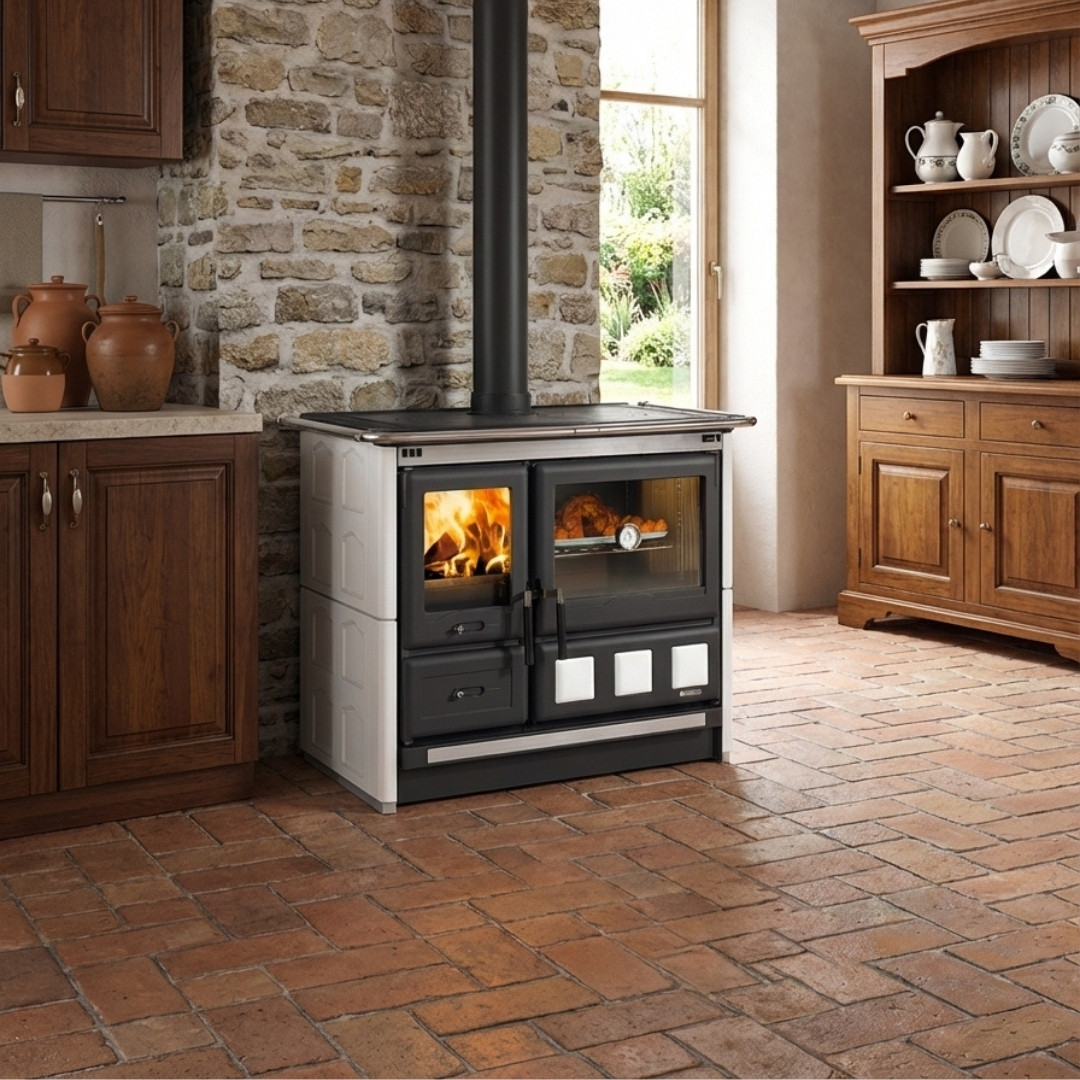 Cuisinière à bois Rosa XXL en faïence blanche et noire avec four, installée dans une cuisine rustique