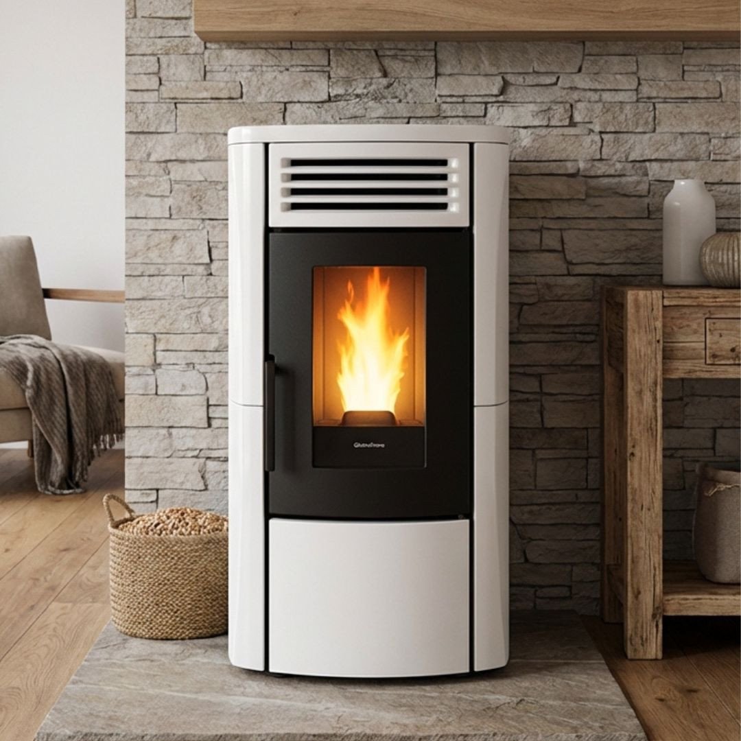 Poêle à granulés Terry Plus 12 kW blanc et noir en situation dans un salon moderne avec feu allumé