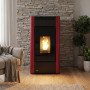 Poêle à granulés Maria 2.0 rouge et noir 9 kW en fonctionnement dans un salon moderne