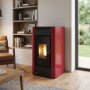 Poêle à granulés Maria 2.0 rouge et noir 9 kW installé dans un salon moderne avec flammes allumées