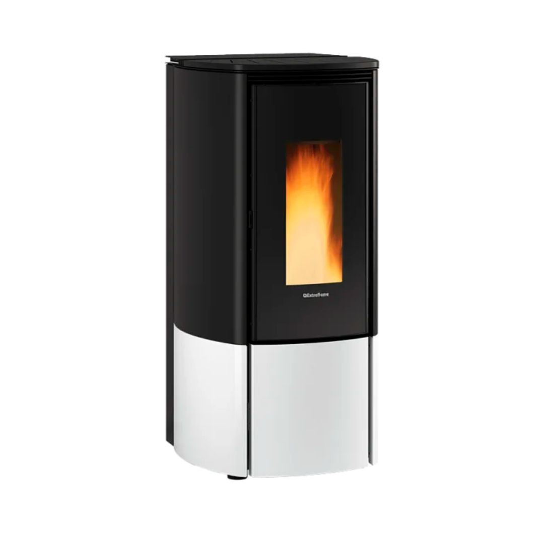 Poêle à granulés Katia 11 kW étanche noir et blanc avec vitre panoramique et flammes allumées