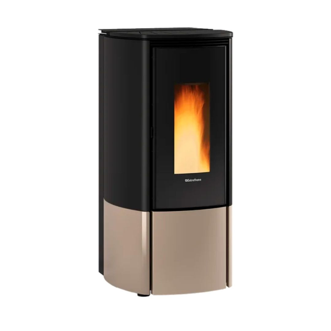 Poêle à granulés Katia 11 kW noir et beige avec foyer vitré allumé sur fond blanc