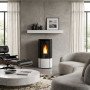 Poêle à granulés Katia 11 kW noir et blanc installé dans un salon moderne avec flamme allumée