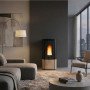 Poêle à granulés Katia 11 kW étanche noir et beige installé dans un salon contemporain