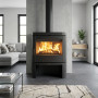 Poêle à bois Nordica Jennifer 2.0 anthracite avec feu allumé dans un salon moderne