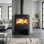Poêle à bois Nordica Jennifer 2.0 anthracite avec feu allumé dans un salon moderne