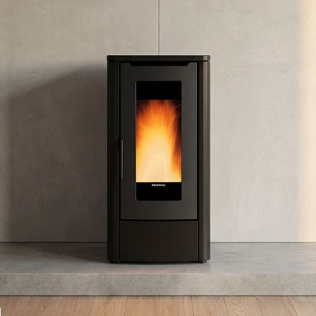 Poêle à granulés Extraflame Teorema Plus noir en fonctionnement avec vitre panoramique 12 kW