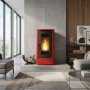 Poêle à granulés Extraflame Teorema Plus rouge 12 kW installé dans un salon moderne avec flammes allumées