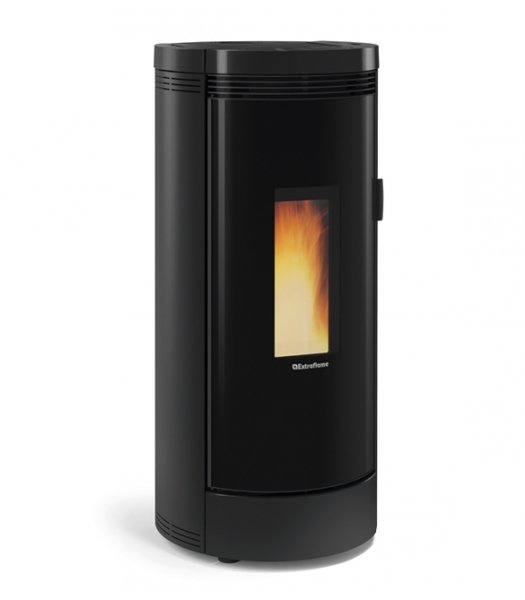 Poêle à granulés 9 kW modèle Debby Cx, design moderne noir, vue frontale avec flamme visible à travers la vitre.