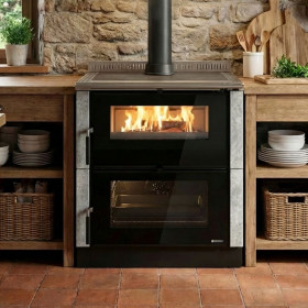 Cuisinière bois Verona XXL Petra noire avec four et foyer vitré intégrée dans cuisine rustique