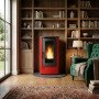 Poêle à granulés Dahiana rouge et noir 10 kW dans un salon avec bibliothèque en bois